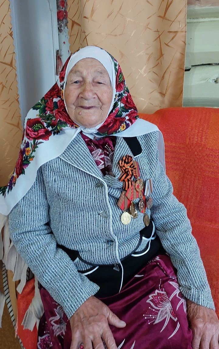 Акбүре авылында яшәүче Кафия Ярулла кызы Миңнекәева — 97 яшьлек тыл хезмәтчәне. 